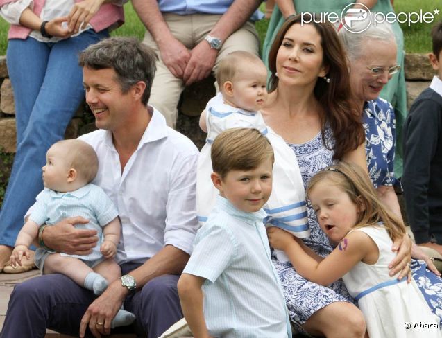  Au château de Grasten, résidence d'été de la famille royale de Danemark, la bonne humeur était au rendez-vous pour la séance photo des vacances, le 1er août 2011. 
 Autour de la reine Margrethe et du prince Henrik, le prince Frederik et la princesse Mary avec leurs quatre enfants (Christian, Isabella et les jumeaux Vincent et Joséphine) et le prince Joachim et la princesse Marie avec leurs trois enfants (Nikolai, Felix, Henrik) formaient une superbe ribambelle ! 
