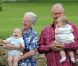 La reine Margrethe et le prince Henrik sont des grands-parents comblés, heureux de tenir les jumeaux Vincent et Joséphine dans leurs bras.
Au château de Grasten, résidence d'été de la famille royale de Danemark, la bonne humeur était au rendez-vous pour la séance photo des vacances, le 1er août 2011.
Autour de la reine Margrethe et du prince Henrik, le prince Frederik et la princesse Mary avec leurs quatre enfants (Christian, Isabella et les jumeaux Vincent et Joséphine) et le prince Joachim et la princesse Marie avec leurs trois enfants (Nikolai, Felix, Henrik) formaient une superbe ribambelle !
