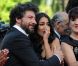 Leïla Bekhti et le réalisateur Radu Mihaileanu au festival de Cannes en 2011, lors de la montée des marches pour le film La Source des femmes, où les habitantes du village où a été tourné le film ont fait sensation 