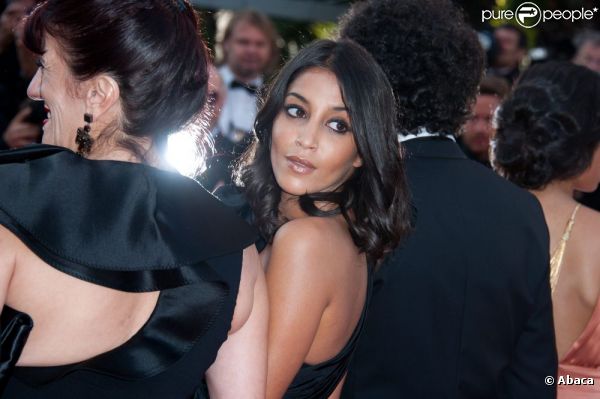 Leïla Bekhti lors de la montée des marches du festival de Cannes en mai 2011 pour le film La Source des femmes