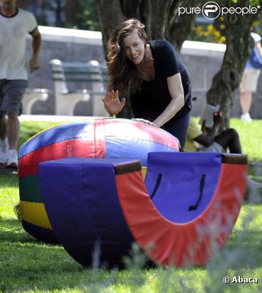 Liv Tyler s'amuse avec son fils Milo dans un parc à New York, le 17 juin 2011