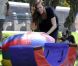 Liv Tyler rayonne de bonheur avec son fils, le craquant Milo