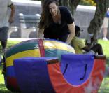 Liv Tyler s'amuse avec son fils Milo dans un parc à New York, le 17 juin 2011
