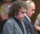 Le vrai Phil Spector en 2004 au tribunal