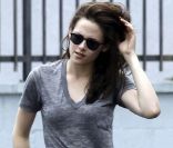 Kristen Stewart a provoqué un accident de voiture mineur, à Los Angeles. Juillet 2011