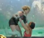 Aurélie Vaneck et la lutteuse de Fort Boyard. Séquence extrait de l'émission diffusée le 6 août 2011.
