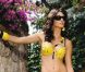 Angela Tukusowa dévoile sa plastique de rêve dans un bikini jaune.