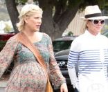 Tori Spelling se promène avec sa mère Candy et ses enfants, Liam et Stella, au Farmers Market à Los Angeles, le 7 août 2011