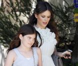 Rachel Bilson est ravissante dans sa robe griffée très estivale. L'actrice se rend avec sa soeur Hattie aux Teen Choice Awards, à Los Angeles 7 août 2011