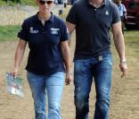 Le 6 août 2011 à Gatcombe Park, à la veille de monter pour la dernière fois son mythique Toytown, Zara Phillips affichait un large sourire, au côté de son mari depuis une semaine Mike Tindall. 