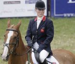 Zara Phillips n'a pu contenir son intense émotion, le 7 août 2011 à Gatcombe Park, à l'heure de laisser partir son majestueux Toytown, 18 ans, avec lequel elle est devenue championne du monde d'eventing en 2006, à la retraite...