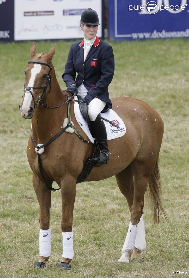 Zara Phillips n'a pu contenir son intense émotion, le 7 août 2011 à Gatcombe Park, à l'heure de laisser partir son majestueux Toytown, 18 ans, avec lequel elle est devenue championne du monde d'eventing en 2006, à la retraite...