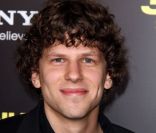  Jesse Eisenberg lors de la première du film 30 minutes or less à Hollywood au cinéma The Grauman's Chinese Theatre à Hollywood le 8 août 2011 