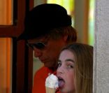 C\'est en Croatie que Jon Bon Jovi a choisi de passer ses vacances. Ici, le 9 août 2011, dans les rues de Fazana.<br />