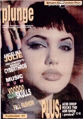 Sept 1995 : Angelina Jolie vient de son premier rôle dans Hackers et soulève la curiosité de la presse. Couverture du magazine Plunge.