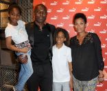 Jimmy Jean-Louis, sa femme Evelyn et leurs enfants Thevi et Jasmin