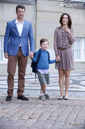 Vendredi 12 août 2011, le prince Christian de Danemark faisait sa rentrée à l'école primaire. Dans les heures qui suivirent, son père le prince Frederik a pu en toute sérénité prendre part aux régates du dragon.