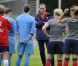 L'entraîneur de l'équipe de France de foot féminin Bruno Bini, qui porte les Bleues avec son projet de vie et sa joie de vivre, est un homme heureux, et un roi de la chanson.