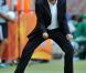 L'entraîneur de l'équipe de France de foot féminin Bruno Bini, qui porte les Bleues avec son projet de vie et sa joie de vivre, est un homme heureux, et un roi de la chanson.