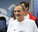 L'entraîneur de l'équipe de France de foot féminin Bruno Bini, qui porte les Bleues avec son projet de vie et sa joie de vivre, est un homme heureux, et un roi de la chanson.
