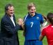L'entraîneur de l'équipe de France de foot féminin Bruno Bini, qui porte les Bleues avec son projet de vie et sa joie de vivre, est un homme heureux, et un roi de la chanson.