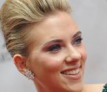 Scarlett Johansson à New York City sur le tapis rouge des 64e Tony Awards. 13 juin 2010.<br />