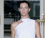 Gisele Bündchen à plat sur le podium lors du défilé Balenciaga Printemps-Été 2011 .