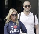 Tara Reid et son époux Zack Kehayov à l\'aéroport de Los Angeles le 5 août 2011