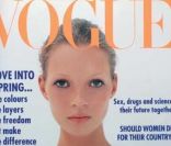 Mars 1993 : Kate Moss pose en couverture du magazine Vogue. 