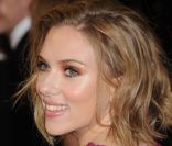 <p>Scarlett Johansson s\'amuse en soirée avec des maquillages tendance et parfois osés. Elle sublime cette fois ses magnifiques yeux avec un fard à paupières orangé appliqué au dessus d\'un trait d\'eyeliner noir.</p>