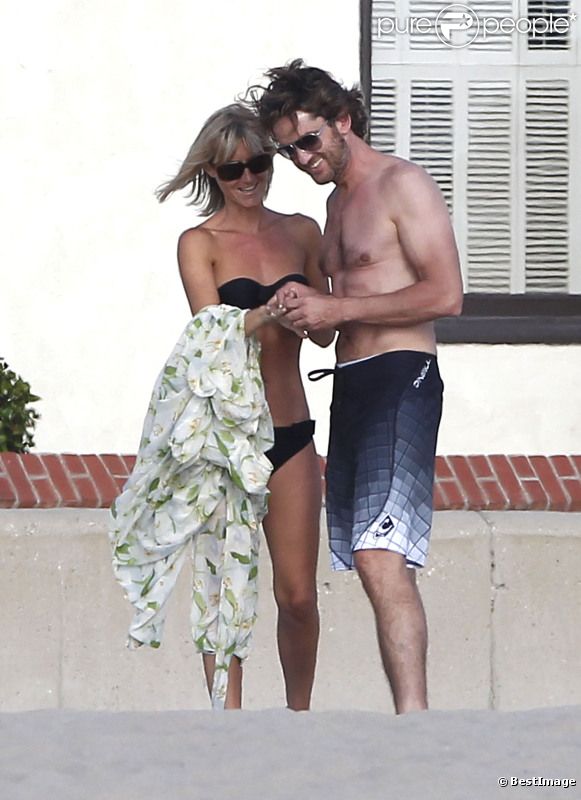 Gerard Butler passe un après-midi avec une jolie blonde qui pourrait bien être sa nouvelle petite amie, ainsi qu'un couple d'amis, à Malibu, samedi 13 août 2011.