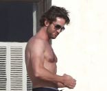 Gerard Butler montre ses muscles à Malibu, samedi 13 août 2011.