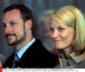  Le 21 septembre 2001, un mois après leur mariage... 
 Le 25 août 2011, le prince héritier Haakon de Norvège et la princesse Mette-Marit doivent célébrer leurs noces d'étain : 10 années d'un mariage et d'un amour parfaitement sereins, après des débuts controversés... 