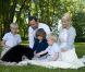  19 juillet 2009, traditionnelle séance photo en famille à la résidence d'été de Flatholmen. 
 25 août 2001- 25 août 2011 : le prince héritier Haakon de Norvège et la princesse Mette-Marit doivent célébrer leurs noces d'étain : 10 années d'un mariage et d'un amour parfaitement sereins, après des débuts controversés... 