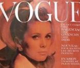 Avril 1962 : Catherine Deneuve réalise la couverture de Vogue Paris. 