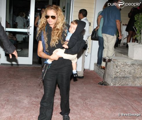 Paulina Rubio et son fils à Miami. La chanteuse et son bébé sortent du restaurant, le 22 août 2011.