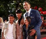 Jada Pinkett et Will Smith entouré de leurs enfants <br />