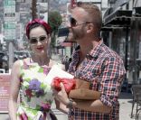 Dita Von Teese toujours lookée même pour un simple déjeuner avec un ami ! Los Angeles, 24 août 2011