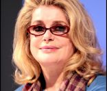 Catherine Deneuve, dinstinguée au Festival des films du monde de Montréal, n'a pu résister à son vice lors d'une conférence de presse...
