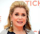 Catherine Deneuve, dinstinguée au Festival des films du monde de Montréal, n'a pu résister à son vice lors d'une conférence de presse...