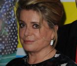 Catherine Deneuve, dinstinguée au Festival des films du monde de Montréal, n'a pu résister à son vice lors d'une conférence de presse...