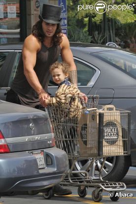 Jason Momoa fait des courses avec son fils Nakoa-Wolf à Los Angeles le 11 août 2011