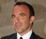 Nikos en costume à la conférence de presse de rentrée d'Europe 1, au mini Palais à Paris, le 29 août 2011