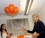 La princesse Maxima des Pays-Bas, princesse de la maison Oranje, avait misé gros sur le jaune pour l'inauguration d'un centre d'accueil pour femmes battues à Almaar, mardi 30 août 2011.