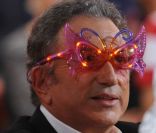 Michel Drucker et ses lunettes ridicules lors de l'enregistrement de Vivement Dimanche avec Charles Aznavour, à Paris, le 31 août 2011