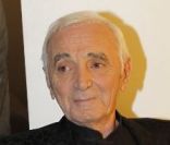 Laurent Gerra et le grand Charles Aznavour, lors de l'enregistrement de Vivement Dimanche avec Charles Aznavour, à Paris, le 31 août 2011