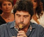 Patrick Fiori et sa flute lors de l'enregistrement de Vivement Dimanche avec Charles Aznavour, à Paris, le 31 août 2011