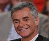 Cyril Viguier lors de l'enregistrement de Vivement Dimanche avec Charles Aznavour, à Paris, le 31 août 2011