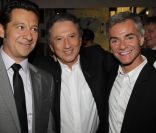 Le trio Michel Drucker, Laurent Gerra et Cyril Viguier, lors de l'enregistrement de Vivement Dimanche avec Charles Aznavour, à Paris, le 31 août 2011