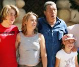 Jean-Pierre Castaldi, sa femme Corinne et leurs enfants Giovanni et Paola au parc Astérix près de Paris, juin 2005.<br />